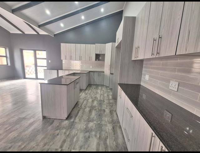 3 BEDROOM TOWNHOUSE FOR SALE IN ISLAND VIEW